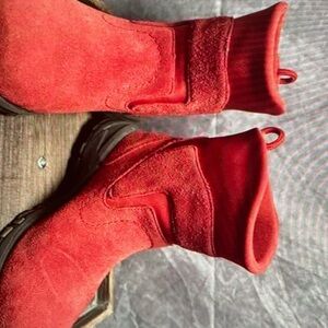 L.L bean Women’s Size 6 .5 shoes Red suede Thinsulate